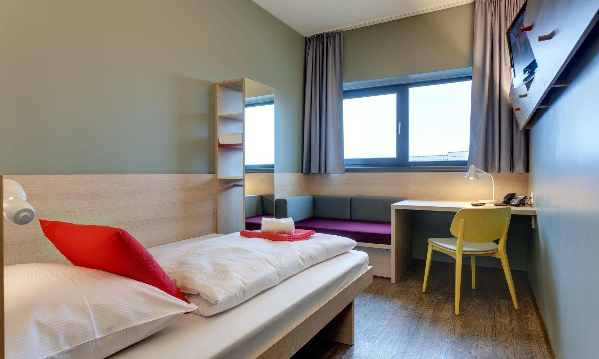 Meininger Hotel Berlin Airport Exterior photo