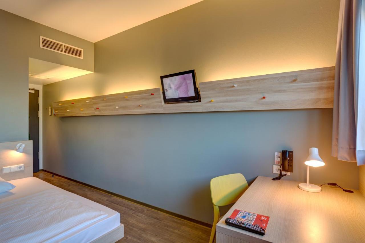 Meininger Hotel Berlin Airport Exterior photo