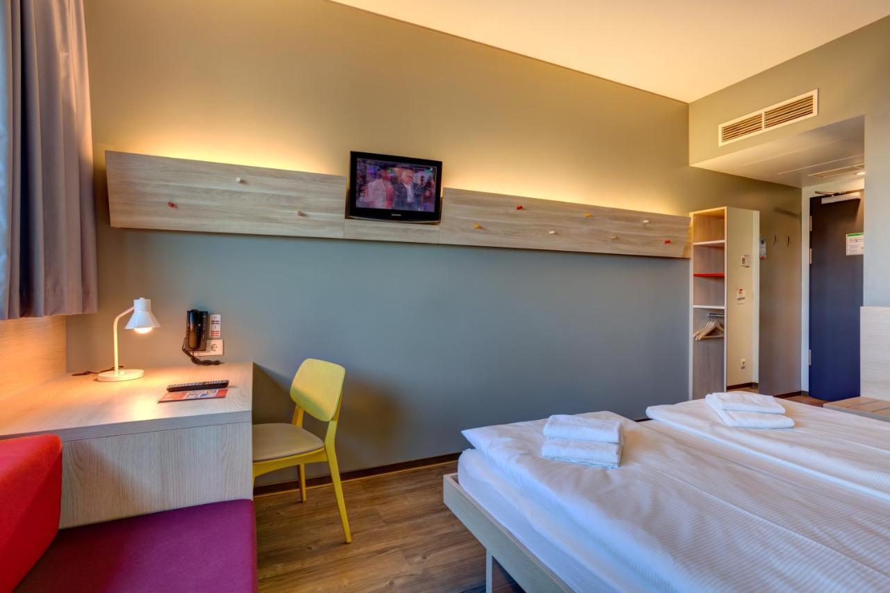 Meininger Hotel Berlin Airport Exterior photo